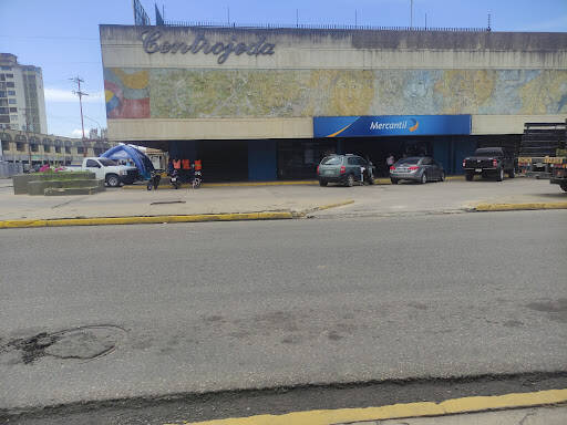Banco Estacionamiento Banco Mercantil Frente Al Cafe 265